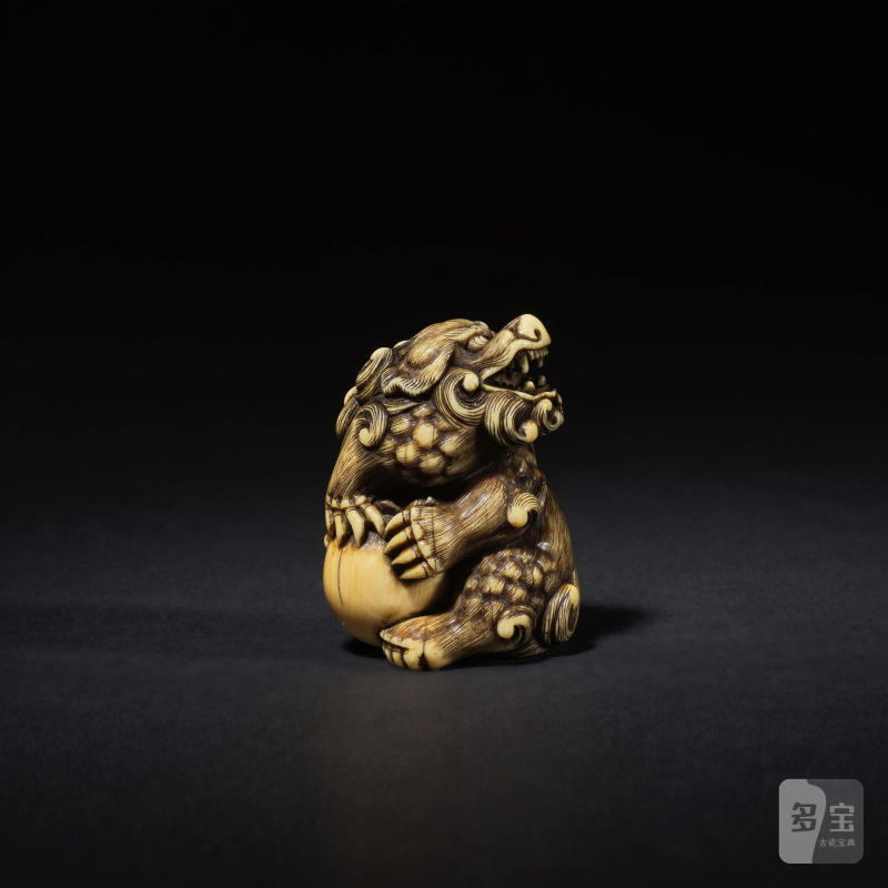 象牙彫根付 珠取獅子 銘「光春」 18世紀後期/19世紀前期 | NETSUKE EN IVOIRE REPRÉSENTANT UN SHISHI